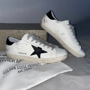 Golden goose skor - Ett par tvär feta golden goose skor med svart stjärna! Dom är använda någon enstaka gång eftersom dom inte var min stil. Säljs nu pga kommande flytt så behöver lite extra pengar! Priset går att diskutera! Om du har frågor eller vill ha fler bilder är det bara att skriva!