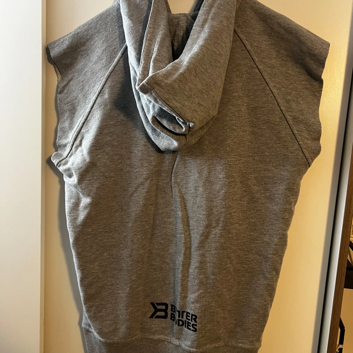 Grå ärmlös hoodie från Better Bodies - 3