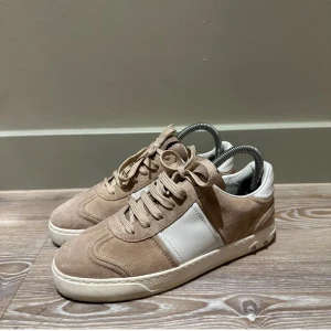 Valentino skor - Säljer mina valentino skor som varit favoriter! Skriv för fler bilder eller om ni har frågor!!💓