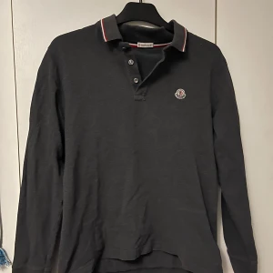 Moncler polo - I’m selling this grey moncler polo in size M. Condition is really good. No holes or stains. Offer! 