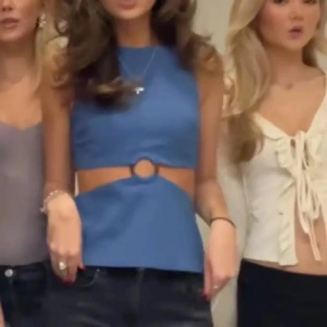 Blå ärmlös topp med ringdetalj