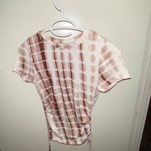 T-shirt - Aldrig använd. Den har snören på sidorna