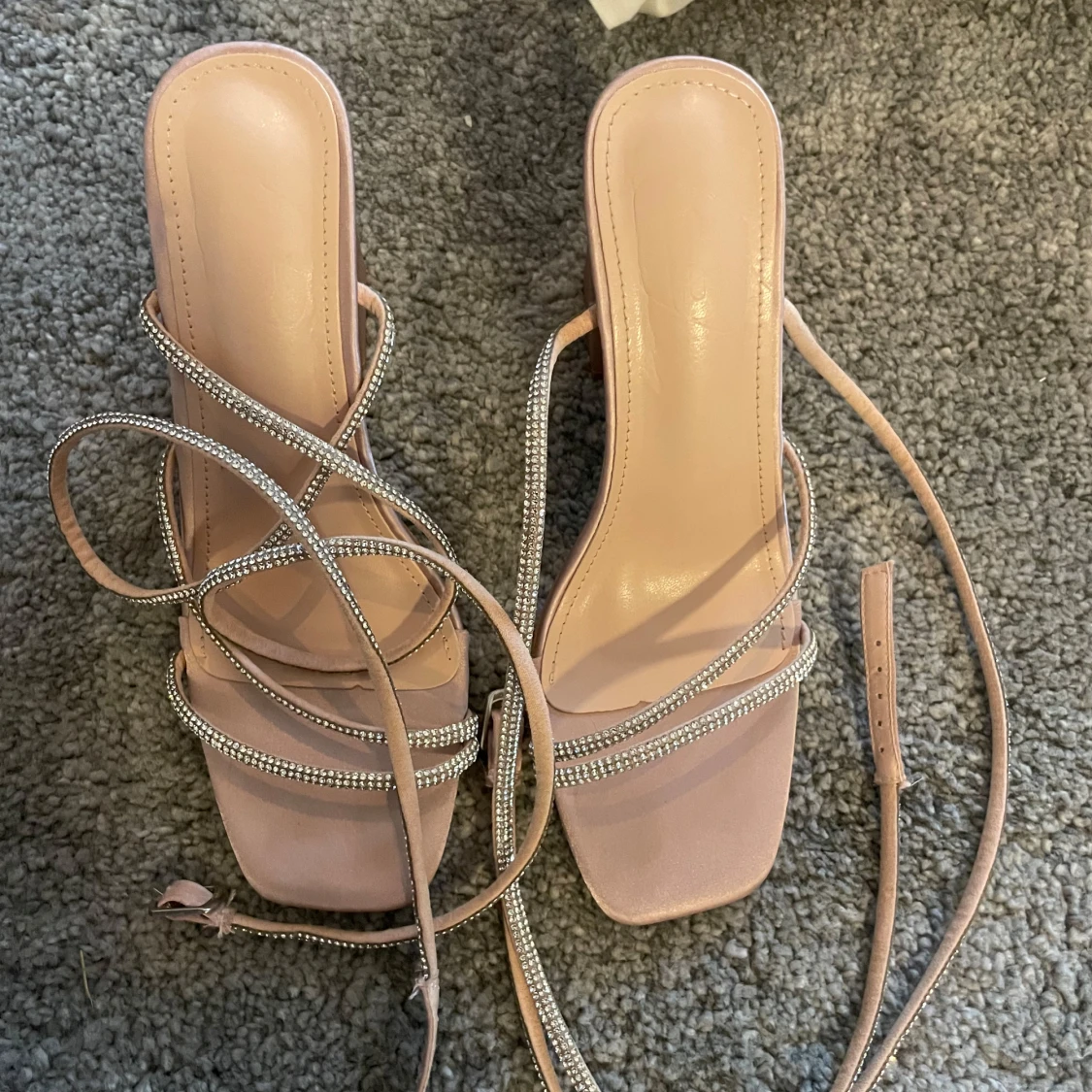 Beige sandaler med strass och klack - 1