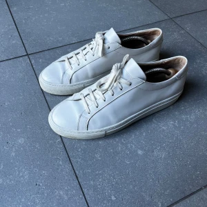 Vita sneakers suitsupply  - Vita sneakers från suitsupply, väldigt bra skick, knappt använda. Storlek 41, passar även 42.