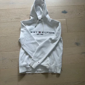 Tommy hilfigher hoodie⭐️ - Jätte fin Tommy hilfigher tröja |fint skick| | nypris 1500| | storlek S| skriv för eventuella frågor så finns jag där med svar. Mvh Liam!⭐️