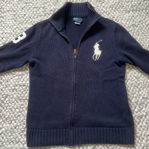 Mörkblå half zip  från Polo Ralph Lauren - Snygg mörkblå halfzip från Polo Ralph Lauren med dragkedja och ribbad krage. Denna tröja passar dom med storlek S 🤩🙌