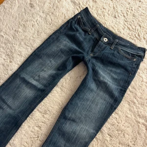 Lowwaist bootcut jeans - PRIS KAN ALLTID DISKUTERAS! Snygga mörkblå bootcut jeans, aldrig använda av mig, snygga vita detaljer på bakfickor! Passar mig som är ca 160 och har xs/s i det mesta, skulle säga 36/38 i jeans storlek! Ursprungligen från H&M men har sytt om de lowwaist så finns inga som dessa!