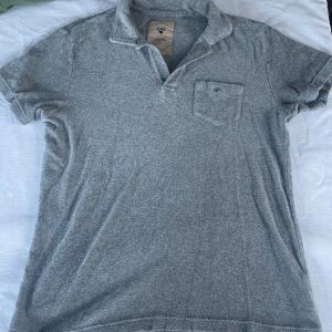 Grå frotté piké från OAS - Snygg grå t-shirt från OAS i mjuk frotté-bomull. Nyskick använd Max 1 gång! Pris 299kr storlek S 