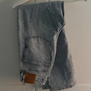 Ljusblå straight jeans från Never Denim - Säljer ett par ljusblå jeans från Never Denim i rak modell. Dem är som helt nya , dem har läggad i garderoben länge så kände att dem skulle kunna passa bättre till någon annan 