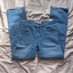 Levi's 551Z ljusblå raka jeans - Säljer ett par Levi's 551Z Authentic Straight jeans i ljusblå denim. Modellen har rak passform, kåg midja och klassiska fem fickor. 