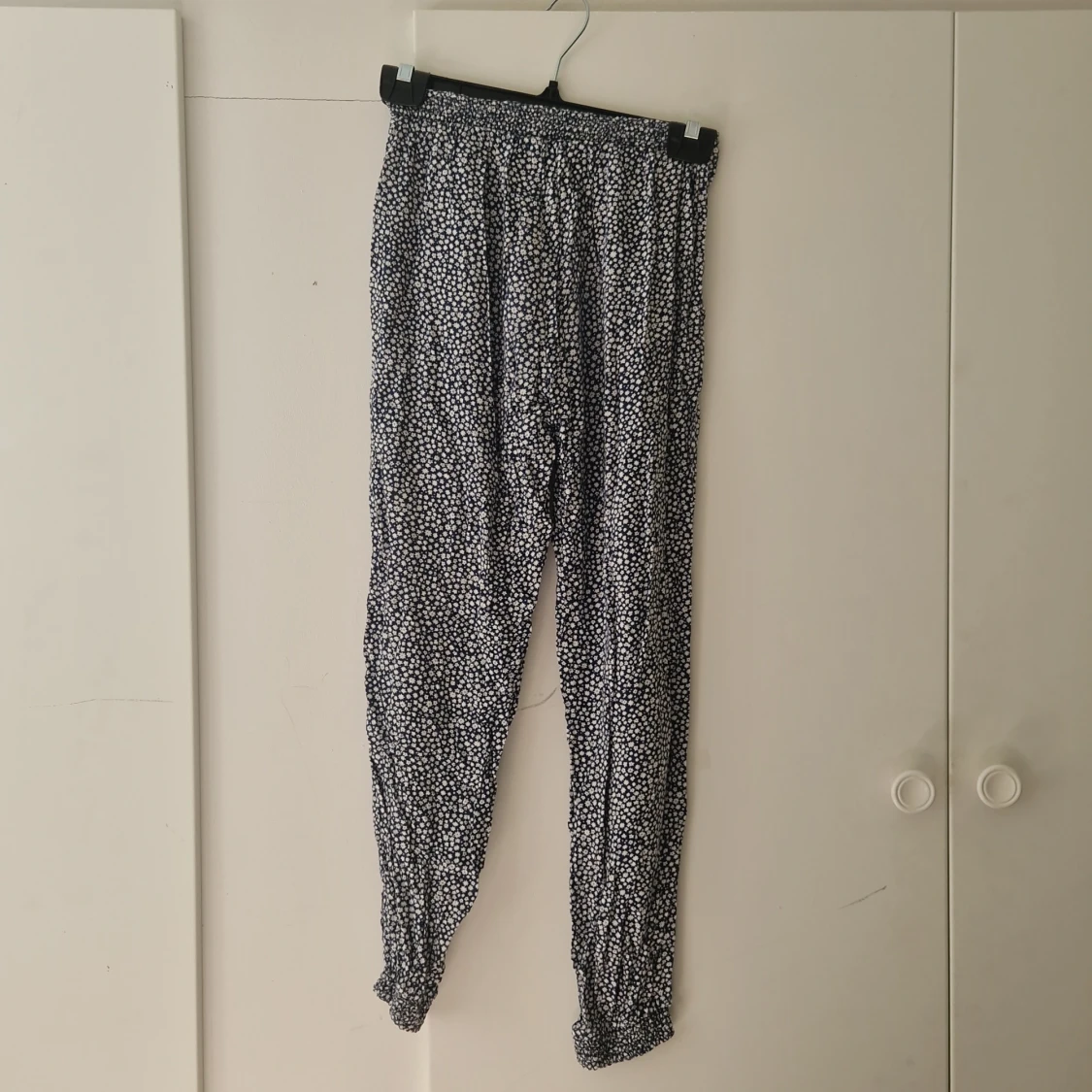 Blåa blommiga byxor  - 1