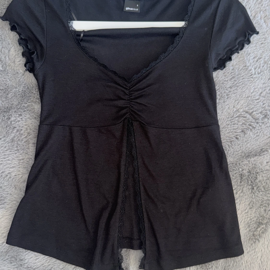 Svart omlottopp från Gina Tricot - 1