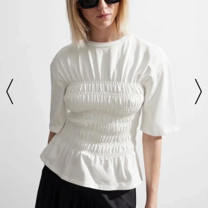 Vit blus med smock och kort ärm - Supersnygg smockad topp från & other stories! Använd 2 gånger och superbra skick!💕🧡Pris går att diskutera vid snabb affär!