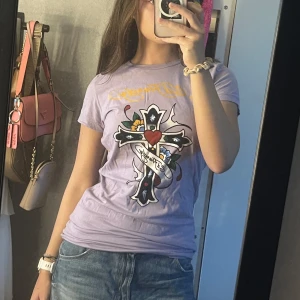 Ed Hardy t-shirt med tryck - Snygg t-shirt från Ed Hard tryck på framsidan och baksidan. Storlek L men sitter som en S. Knappt använd! Är lite längre så passar perfekt till lågmidjade byxor! 