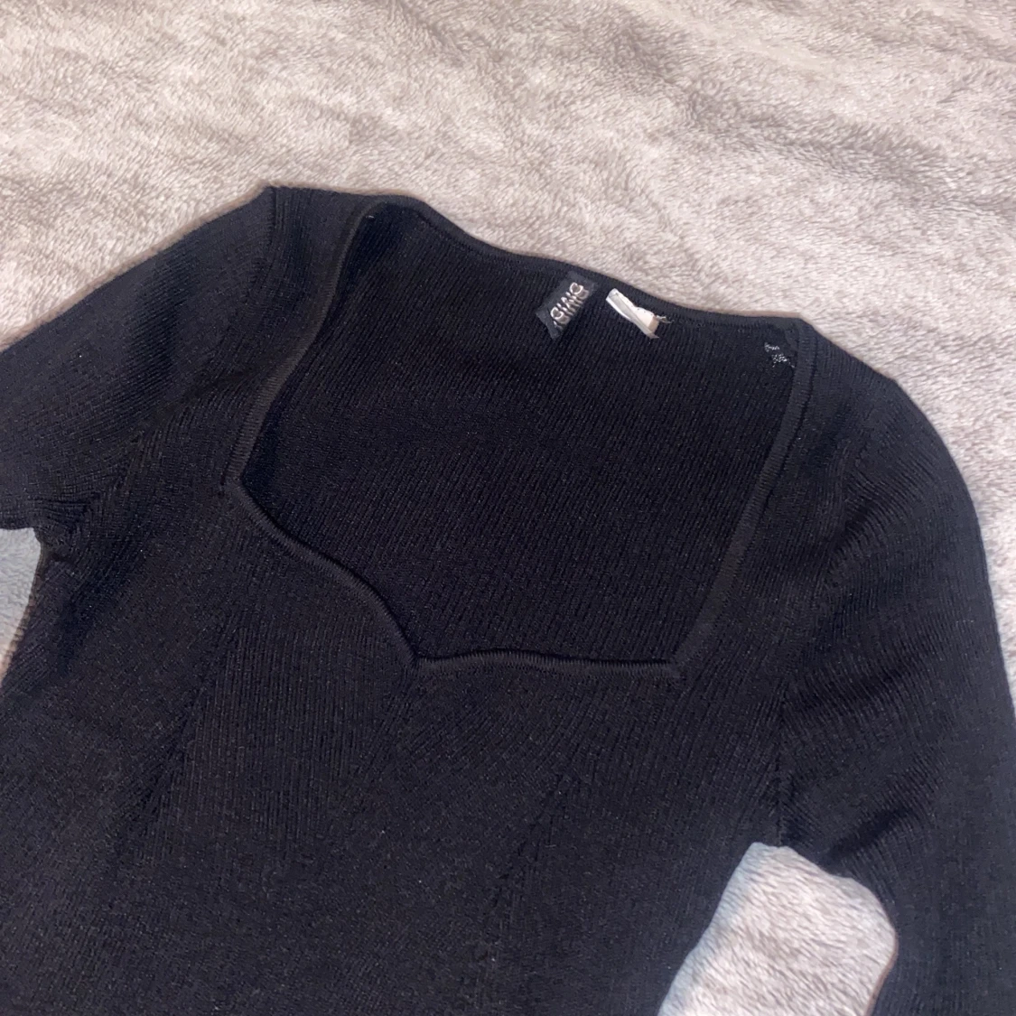 Svart ribbad klänning från H&M - 1