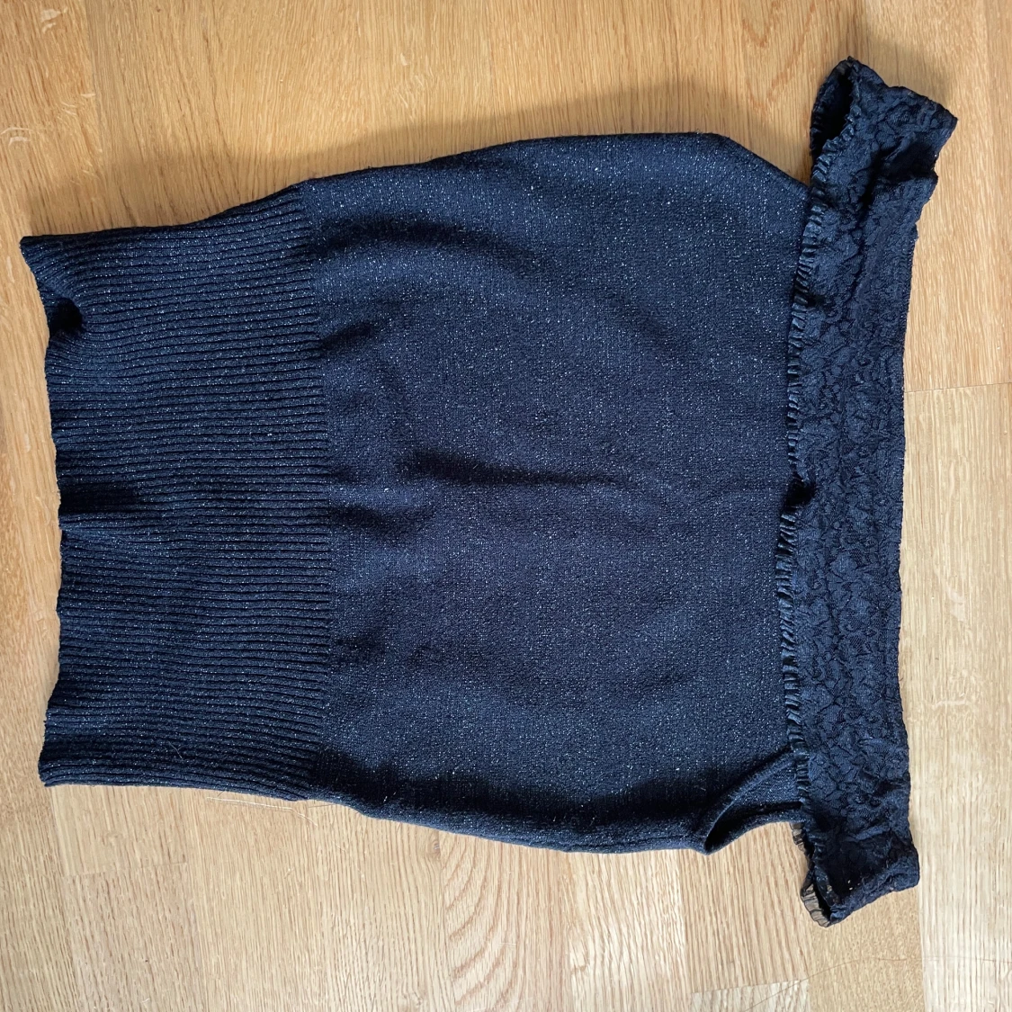 Svartglittrig offshoulder topp med spetskant - 2