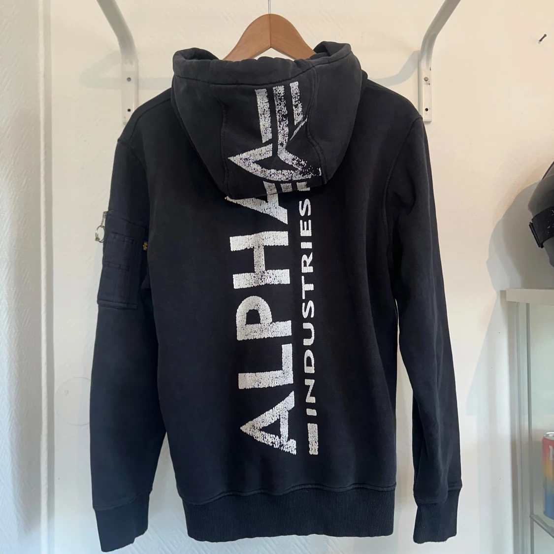 Svart hoodie från Alpha Industries