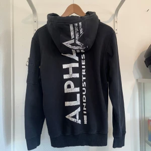 Svart hoodie från Alpha Industries - Säljer min alpha industries då den inte kommer till någon användning för den är för liten för mig. Skriv om ni undrar något mer om den!😊