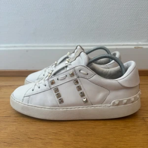 Valentino rockstud sneakers  - Säljer nu dessa fina valentino skor | Fint skick | Storlek 37 | Kommer även med kvitto | Hör gärna av er vid frågor eller funderingar 