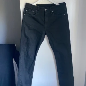 Levi’s 502 - Hej! Svara Levis 502 jeans. Skick 8/10, finns några gråa spots tyvärr men märker ej det när man bär dom. Annars jätte fint. Storlek 29/32. Hör av er vid frågor.