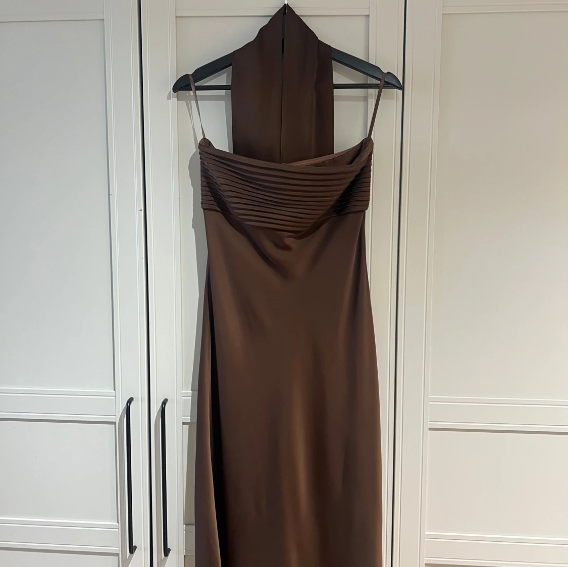 Brun axelbandslös långklänning