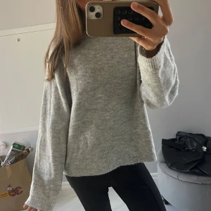 Grå stickad tröja - Otroligt skön, fin och enkel grå stickad tröja som passar lika bra nu inför hösten och vintern, som till våren och sommaren! Oanvänd och är i storlek S, säljer då den är lite för stor för mig. 🩷