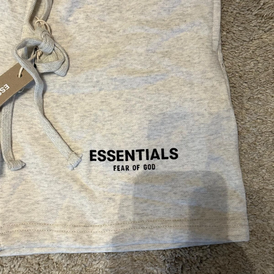 Grå Essentials Fear of God shorts - 1