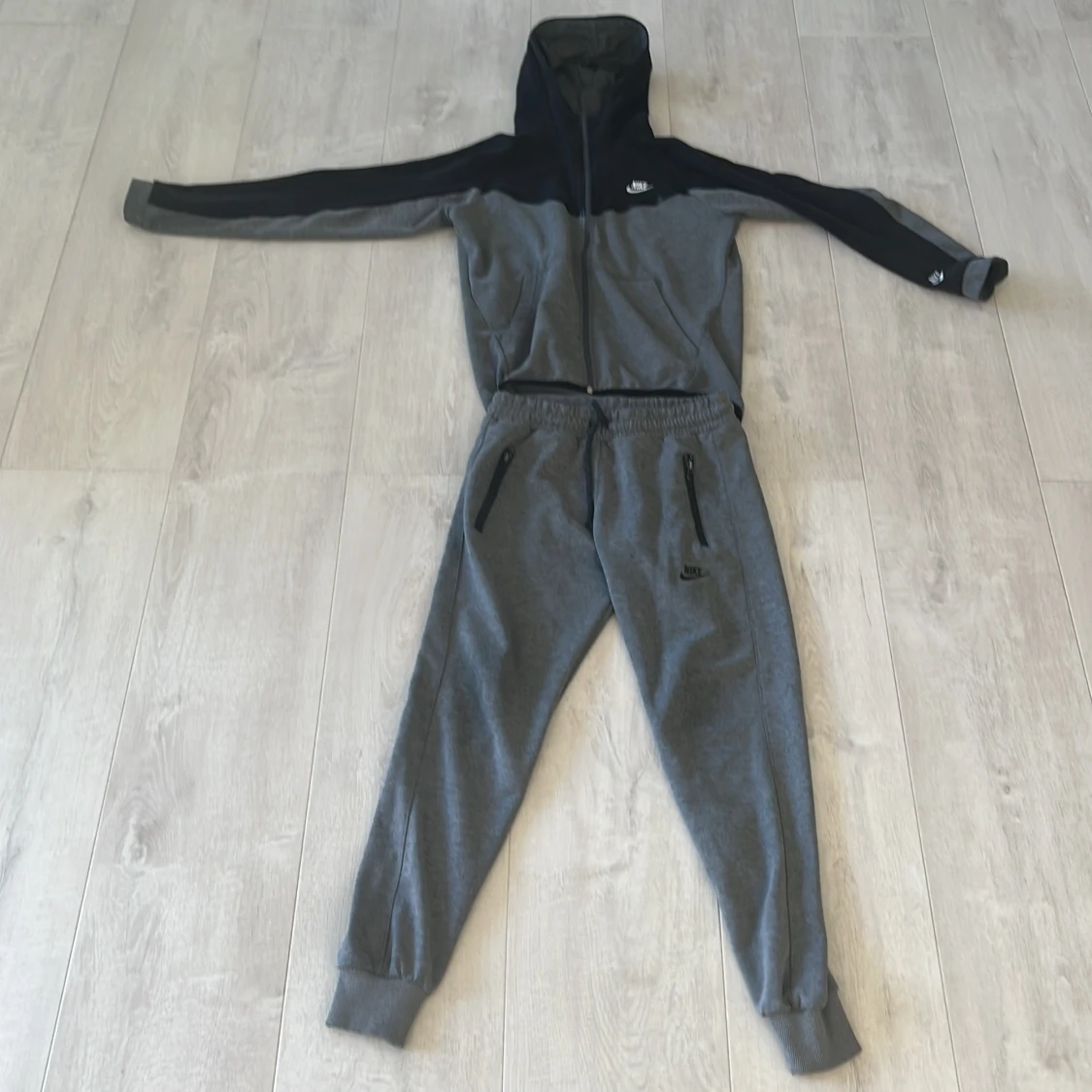 Grå och svart Nike teck full set byxor och överdel