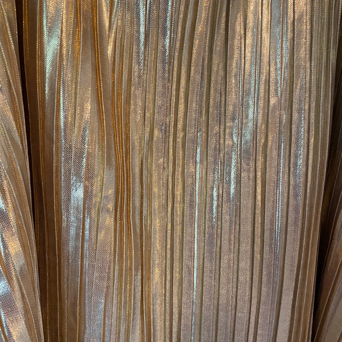 Glittrig guldplisserad linne/ kortklänning - 1