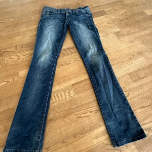 Lågmidjade utsvängda jeans - Säljer ett par lätt utsvängda väldigt lågmidjade jeans från märket guess. De är i jättebra skick, på lappen står det att de är ”straight” de är alltså utsvängda nertill men inte överdrivet mycket. Jeansen är strechiga och väldigt bekväma att bära.  Midjemåttet är 40cm platt och innerbenslängden är 80cm.  Storleken på etiketten säger 28, jag skulle säga att de motsvarar en S.       Det är bara att höra av sig vid funderingar! 🥰