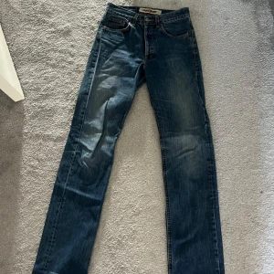 Crocker blå jeans straight fit Low waist  - Snygga blå jeans från Crocker i klassisk straight fit. Jeansen är tillverkade i 100% bomull och har en mörk tvätt med lätt slitning, mer Low waist och mid waist 