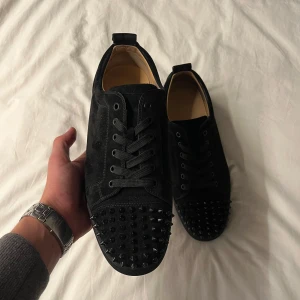 Louboutin skor - Hej, säljer dessa Christian Louboutin Louis Junior  | Storlek: 44 | Passar: 45 | Skick: 9/10 | Kommer utan Box | Tveka inte att höra av dig vid frågor eller funderingar😊
