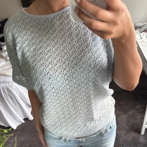 Blå tröja  - Fin blå virkad tröja i mycket bra skick