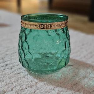  Ljushållare  - Super mysigt sken ger den. Sista bilden är för att visa storleken. Mer turkos i färgen.