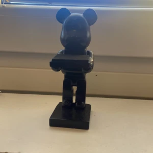 Klockhållare - En fin klockhållare, en svart björn bara för prydnad och snygghet. Den är i nytt skick.