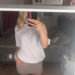 Vit topp - Skit snygg vit topp storlek står inte men de är xs/s! 