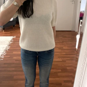 Stickad T-shirt  - Stickad T-shirt från vero Moda. Storlek S