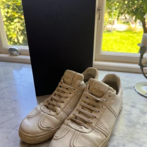Valentino flycrews  - Tja säljer nu dessa feta vita flycrews då jag ej använder dom längre! Lite defekter här och där men inget som syns ifall man inte kollar noga! Äkthetsbevis finns, box o påse tillkommer! Nypris 5000kr, mitt pris 1699kr. Skriv vid ytterligare frågor/funderingar!