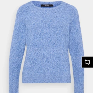 Blå stickad tröja från Vero Moda - Mysig blå stickad tröja med rundad hals och långa ärmar. Perfekt för att hålla värmen under kyliga dagar.