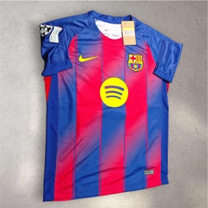 FC Barcelona Rashford 14  - Snygg FC Barcelona fotbollströja från Nike med Rashford och nummer 14 på ryggen. Tröjan har klassiska blå och röda ränder, gula detaljer och klubbmärke på bröstet. Spotify-logga på framsidan och UNHCR-tryck på ryggen. Kortärmad och tillverkad i lätt polyester.