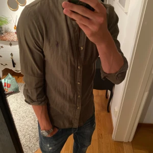 Olivgrön skjorta Polo Ralph Lauren slim fit - Helt ny skjorta från Ralph Lauren, använd 1-2 gånger!   Pris: 849kr (ord 1795)                                                            Storlek: S