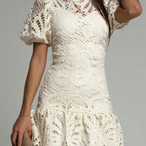 Vit spetsklänning med puffärm - Superfin vit kort klänning med puffärmar och spetsdetaljer, säljer då jag valde en annan, Stl L men insydd av skräddare till en m i midjan jag på bilden är 172 cm utan klack, nypris 899kr plus tull sedan 350kr i skräddar kostnad! Helt ny!!