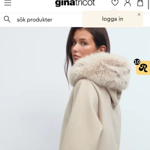 SÖKER!!! Beige kappa med päls från Gina Tricot - SÖKER