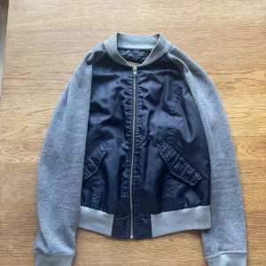 Hollister jacka/cardigain - Så cool men har tyvärr blivit liite för liten på mig så kommer inte till så mycket användning.