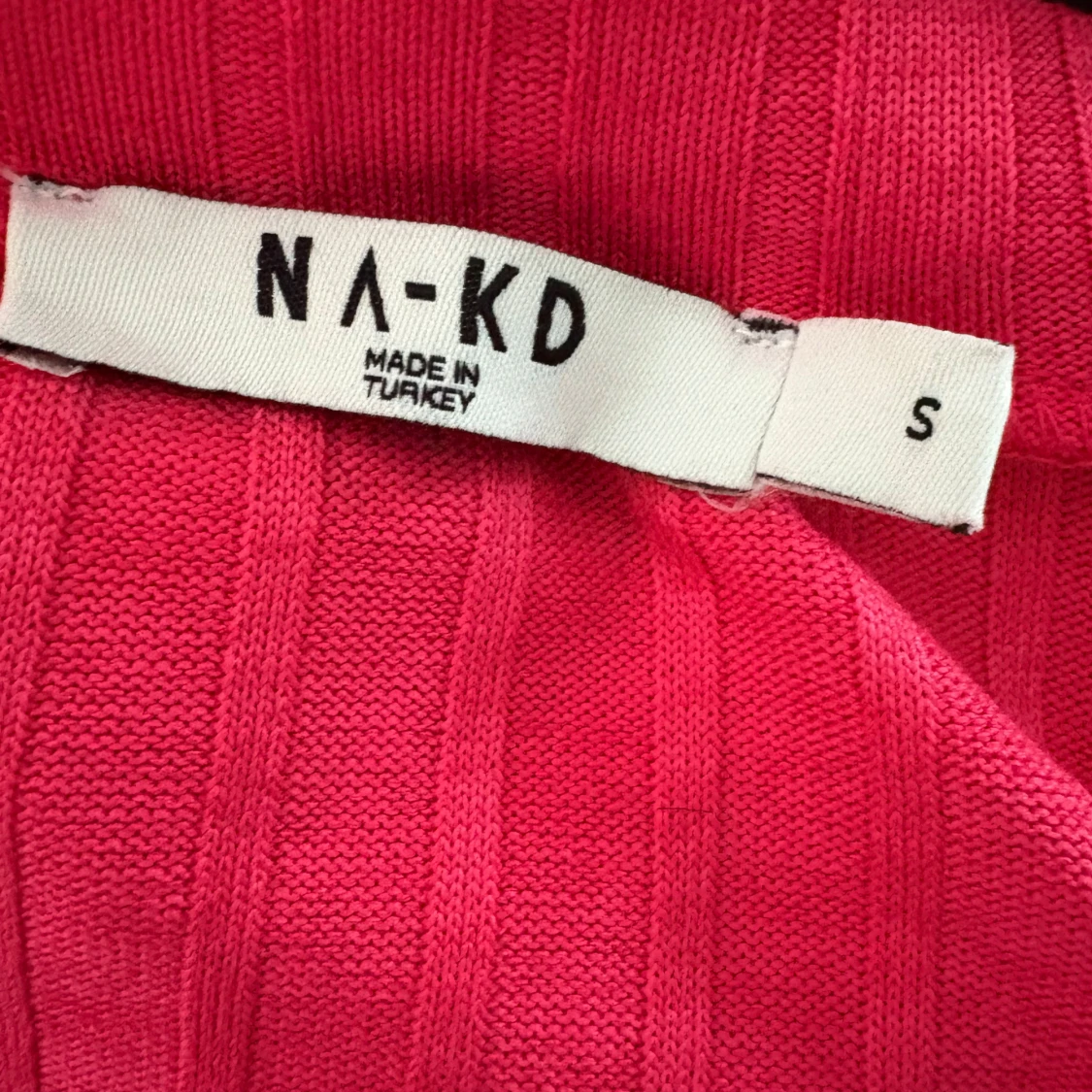 Ribbad rosa croppad topp från NA-KD - 3