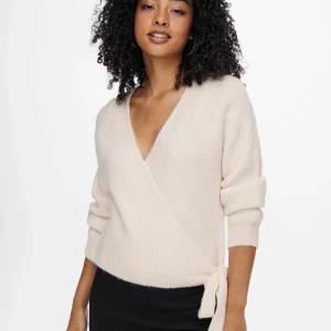 Stickad tröja med knut  - Super fin, unik och trendig beige knyttröja i otroligt skönt stickat material! Endast använd ett fåtal gånger, och är i storlek xs 🩷