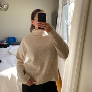 Beige stickad tröja - Säljer en mysig beige stickad tröja med långa ärmar och ribbade detaljer vid ärmslut och nederkant. Den är i storlek XS från Kappahl 