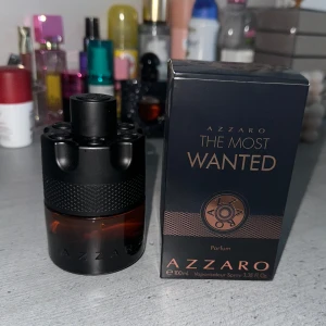 Azzaro The Most Wanted Parfum 100ml - Azzaro The Most Wanted Parfum i en cool, svart och bärnstensfärgad flaska på 100 ml. Flaskan har en unik, maskulin design med matt svart lock och detaljer. Parfymen levereras med originalkartong. ALDRIG ANVÄND ENDAST ÖPPNAD FÖR BILDER (kolla sista bilden)