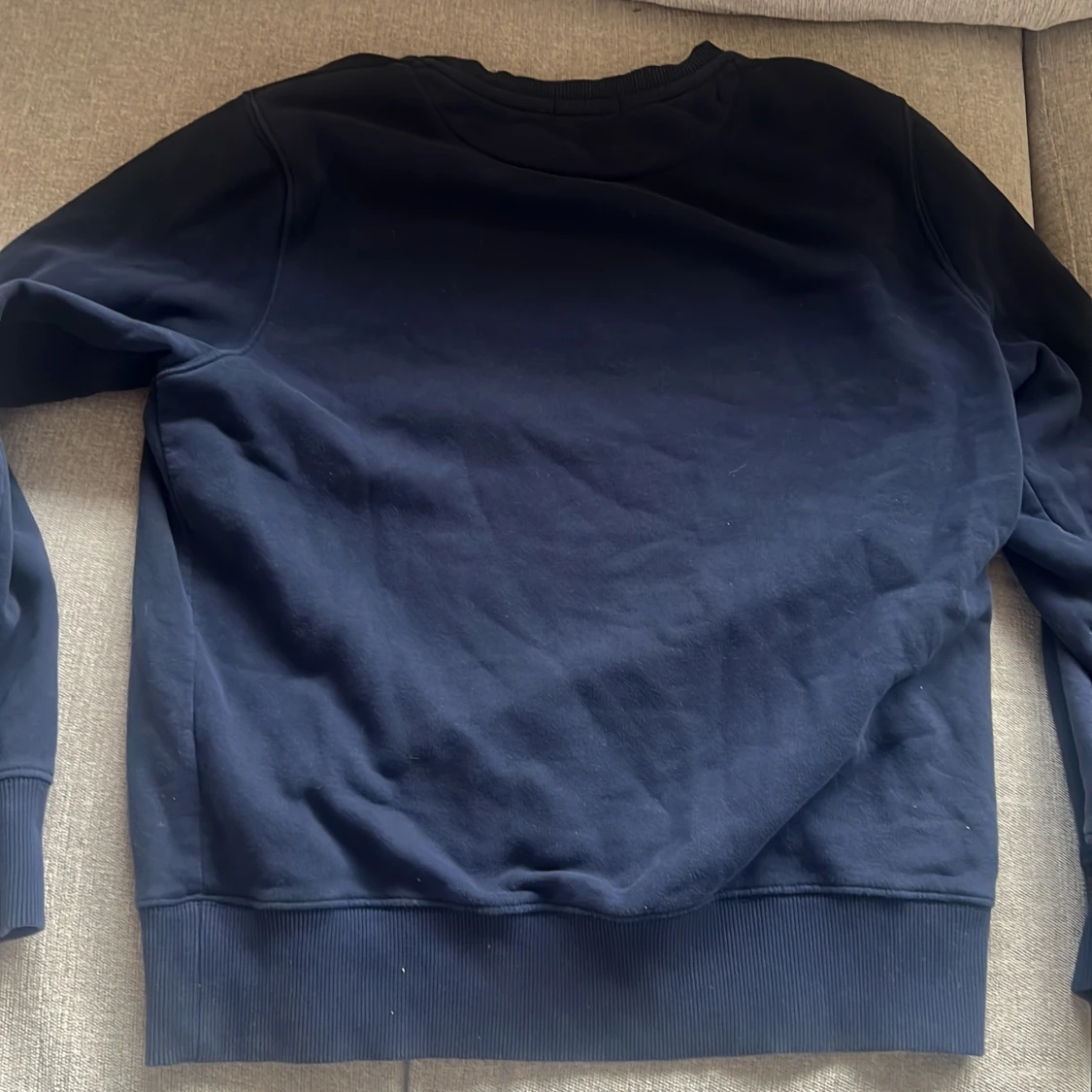 Mörkblå sweatshirt från GANT med tryck - 1