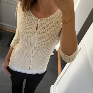 Beige stickad kofta  - Beige trekvartsärmad stickad kofta i fint skick från Mango. Passar S och M. Använd gärna köp nu!